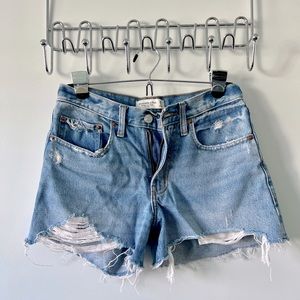 Abercrombie & Fitch The Boyfriend Short Mid-Rise, Size 2 (Waist size 26)